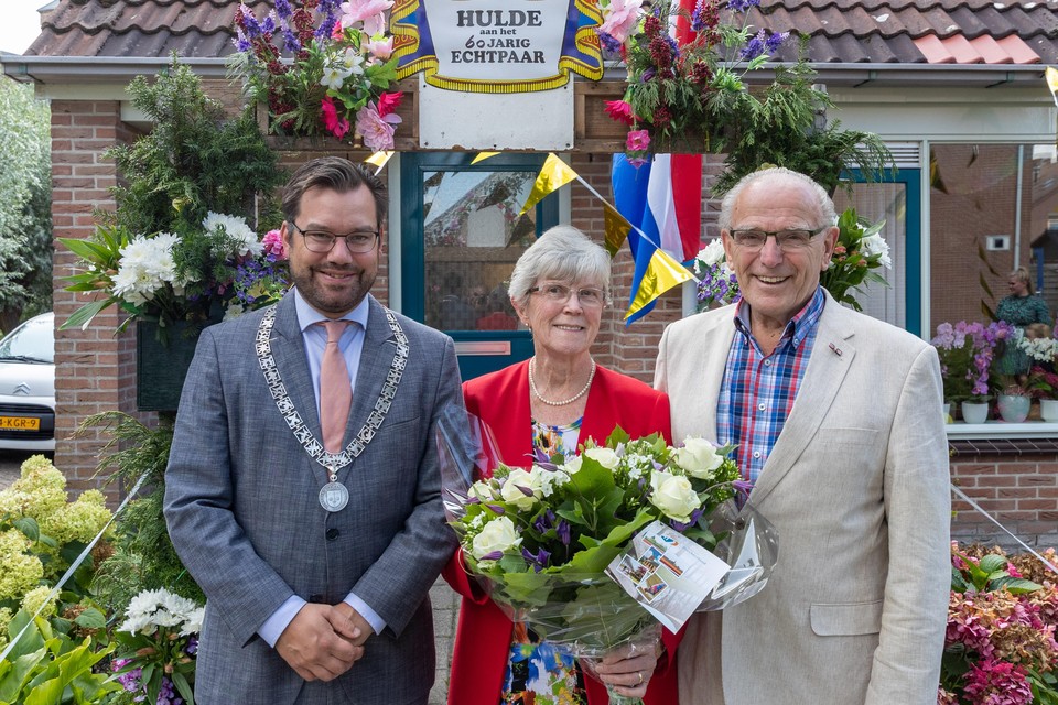 Burgemeester Michiel Pijl feliciteerde dinsdag het echtpaar Wim en Annie van Engen-Mulder.