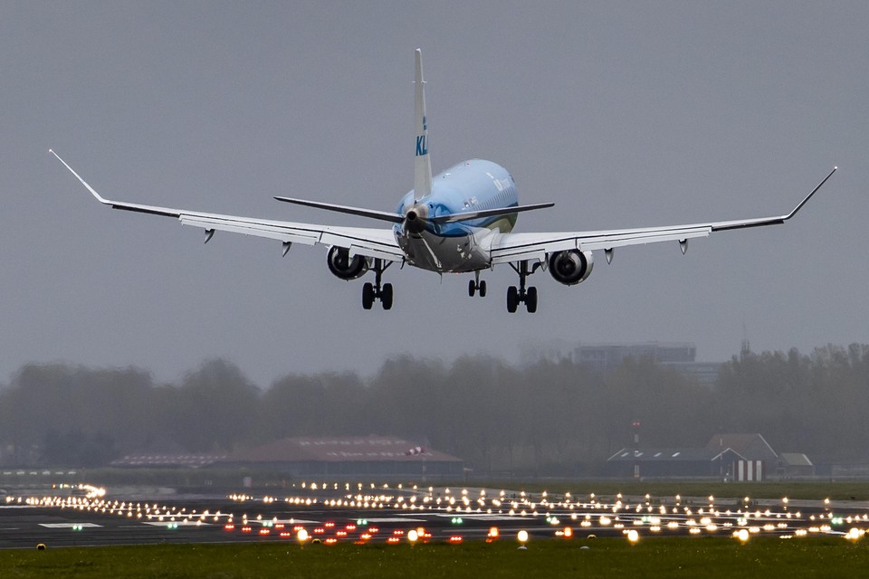 Een toestel van KLM landt op de Polderbaan van luchthaven Schiphol.
