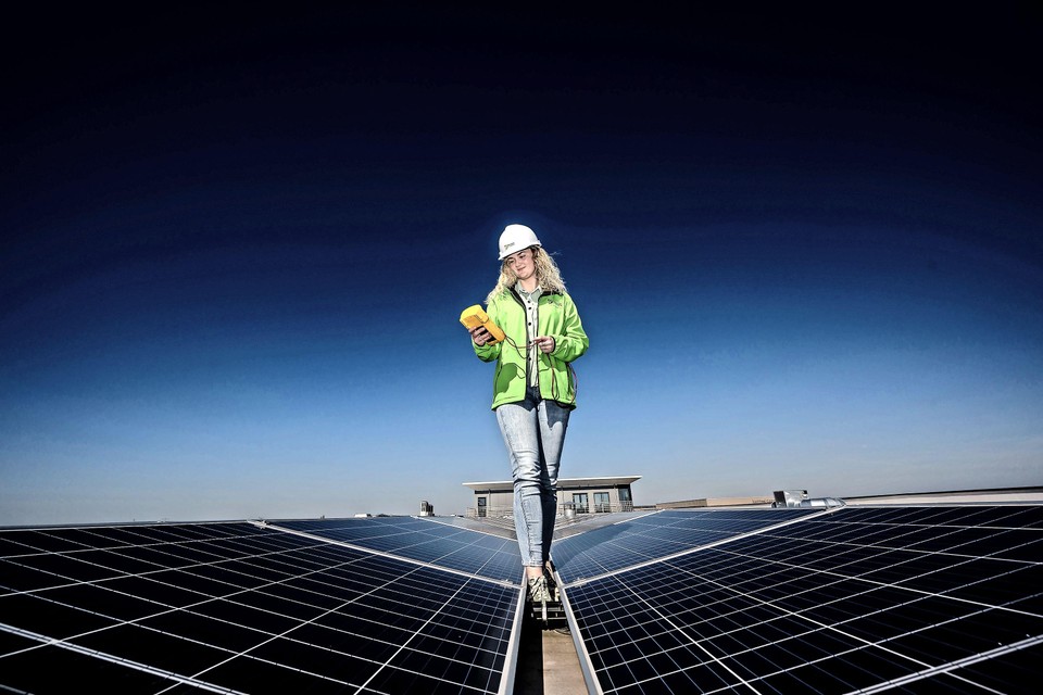 Lisa Swart doet een inspectierondje langs zojuist geplaatste zonnepanelen.