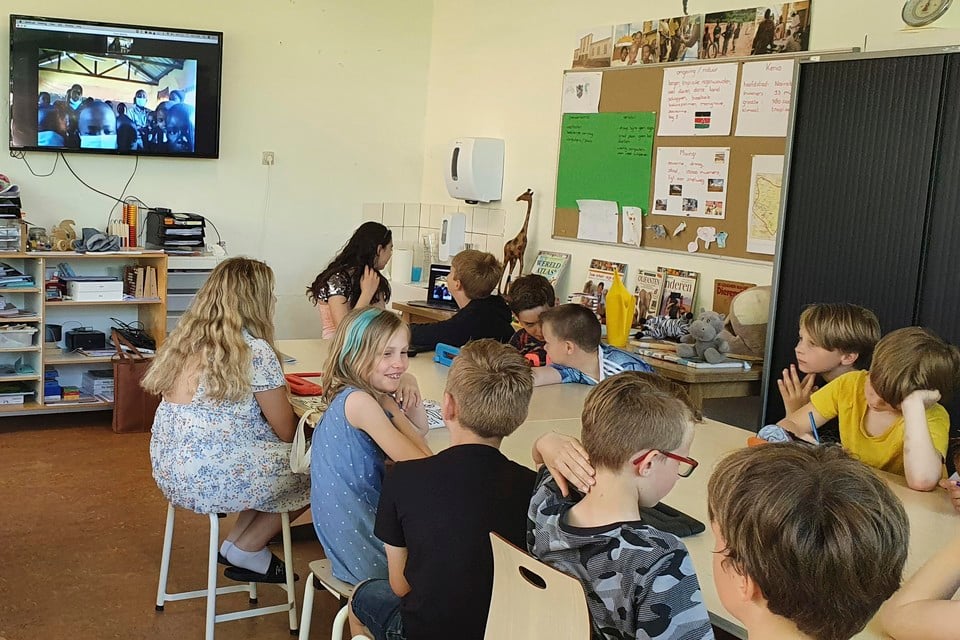 Videobellen met St. Andrews in Kenia, in de klas in Monnickendam.