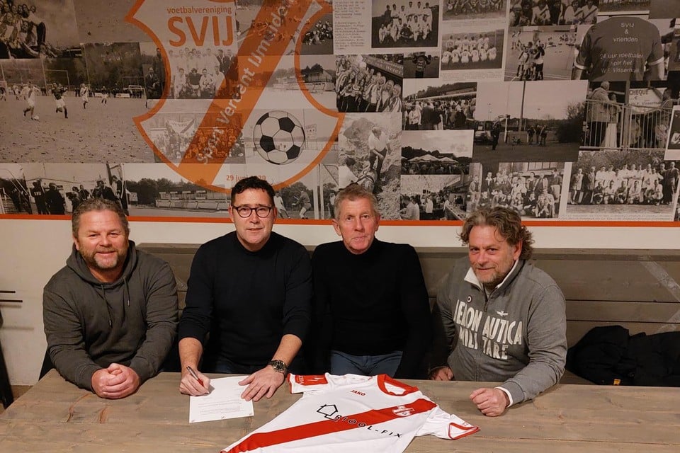 Secretaris John Blok, trainer Nico van den Berghe, voorzitter Hans van Amersfoort en penningmeester Niek Melieste (vlnr) met het contract voor de nieuwe trainer.