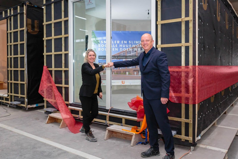 Nicole de Vrij van Eigen Haard en Niels Doodeman van Heddes openen de eerste modulaire woning van het project.