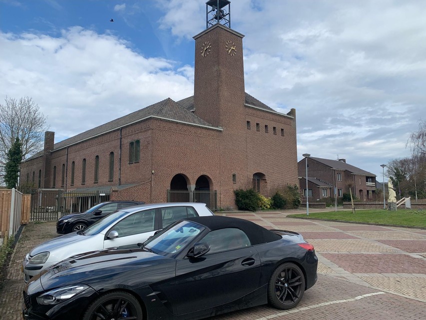 De parkeerplaatsen voor de Lucaskerk in Venhuizen worden doordeweeks ook door niet-kerkgangers gebruikt die op hun bestemming geen parkeerruimte hebben.
