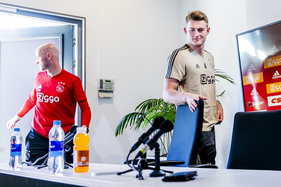 Trainer Erik ten Hag blikt samen met speler Matthijs de Ligt vooruit op de bekerwedstrijd tussen Feyenoord en Ajax.