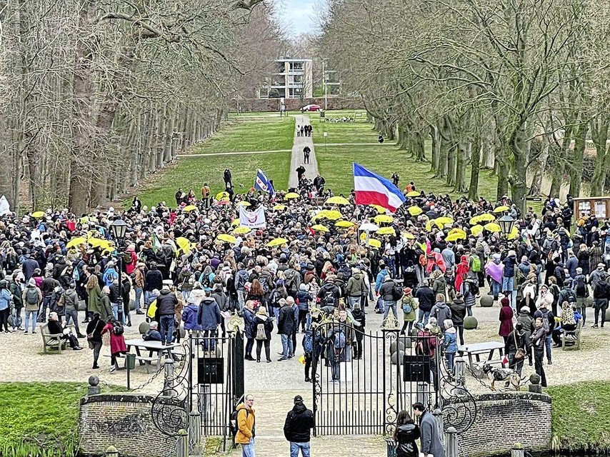 Zicht vanuit Kasteel Groeneveld op een deel van de deelnemers aan de mars.