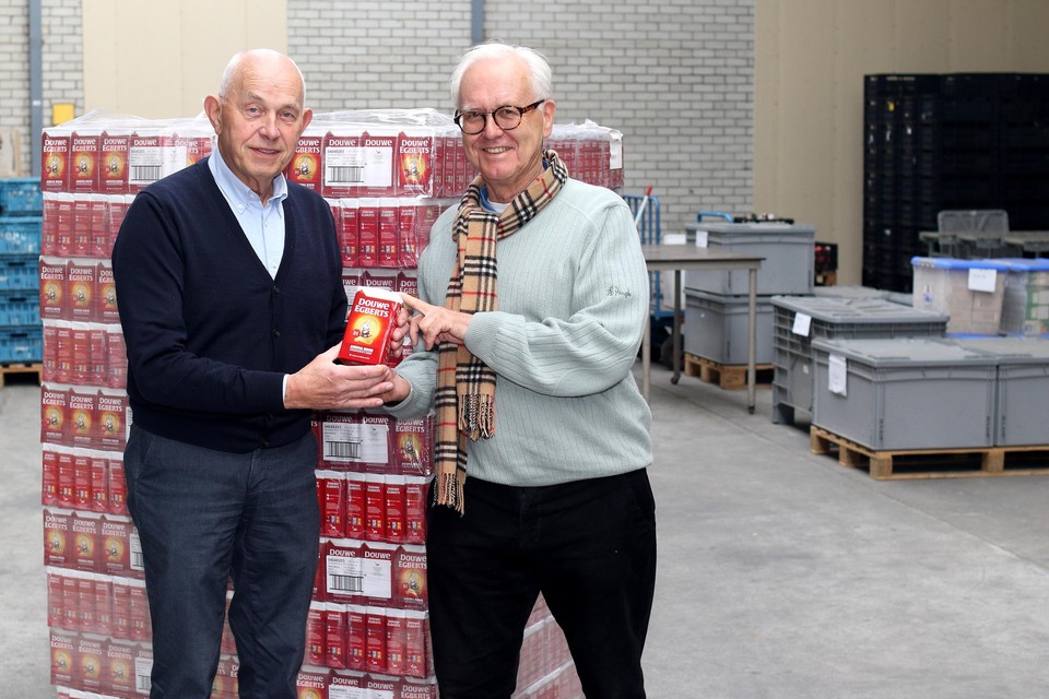 Lex Evers (links), secretaris van de Lionsclub Alkmaar Phoenix, overhandigt koffie aan Henk Opdam, penningsmeester van de Voedselbank Alkmaar.