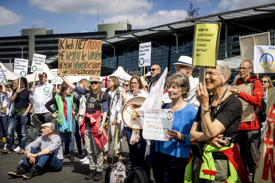 Omwonenden van luchthavens en milieuactivisten voeren actie bij Schiphol.