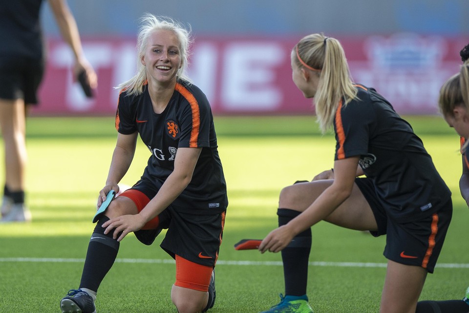 Inessa Kaagman in gesprek met Jackie Groenen tijdens de training van Oranje in aanloop naar het uitduel met Noorwegen.