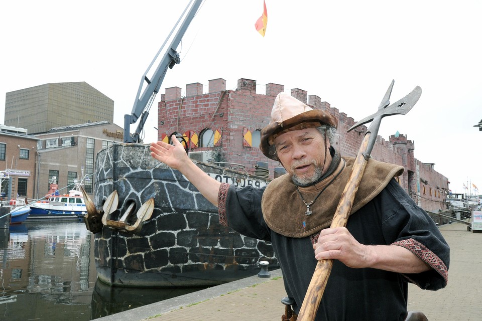 Ridder Lenny Vries bij zijn kasteelboot aan de Flaneerkade.