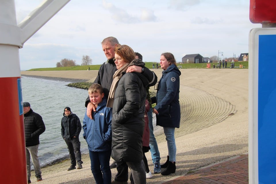 Arco van der Vis kijkt samen met zijn gezin de TX3 na. Hun gezichten spreken boekdelen.