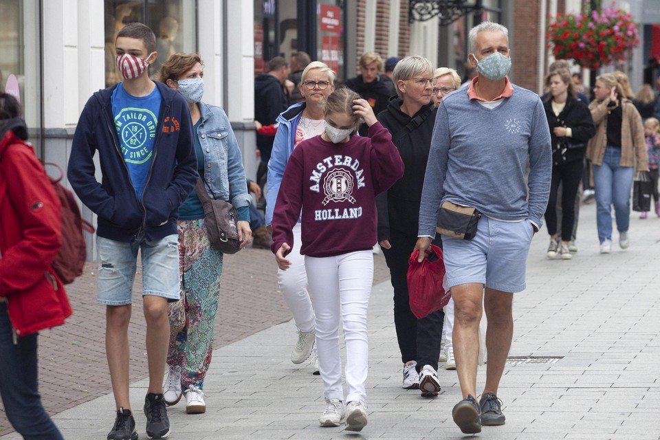 Winkelend publiek in de binnenstad van Alkmaar.