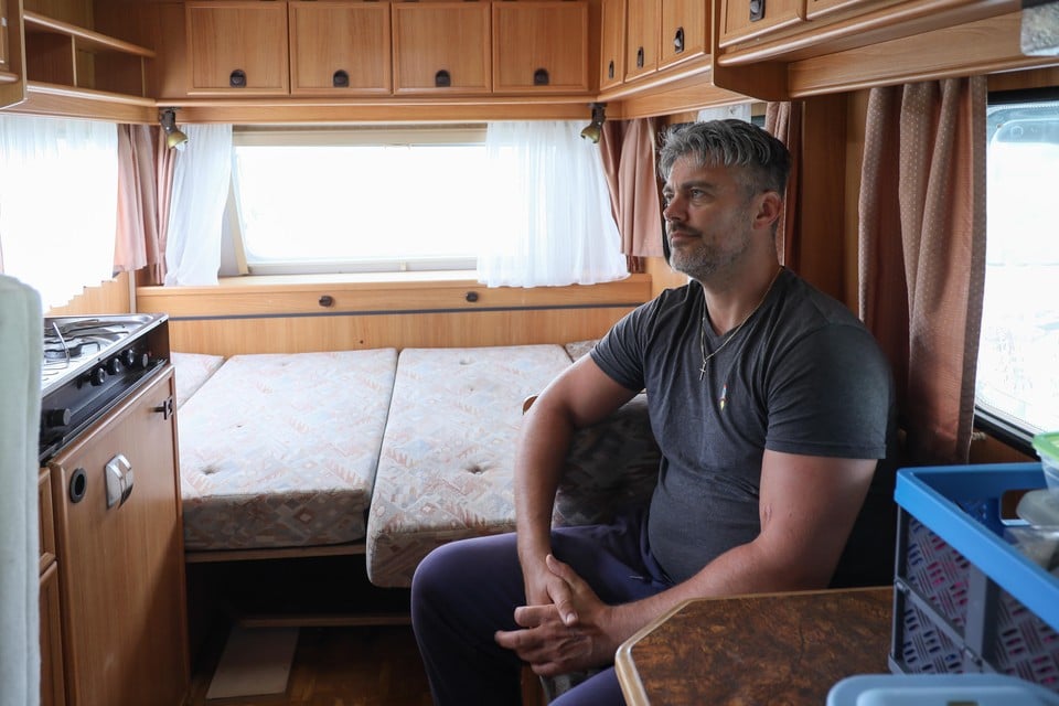 De dakloos geworden Mitchell in zijn caravan in Enkhuizen.