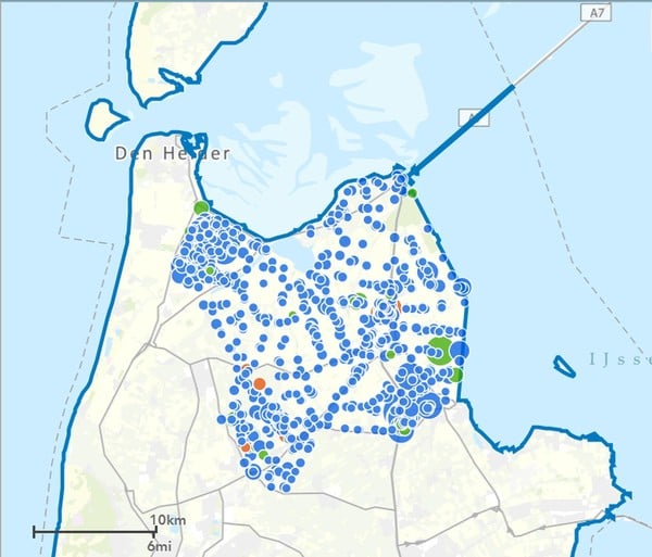Alternatief energieplan: zandbanken met zonnepanelen achter wuivend riet in IJsselmeer