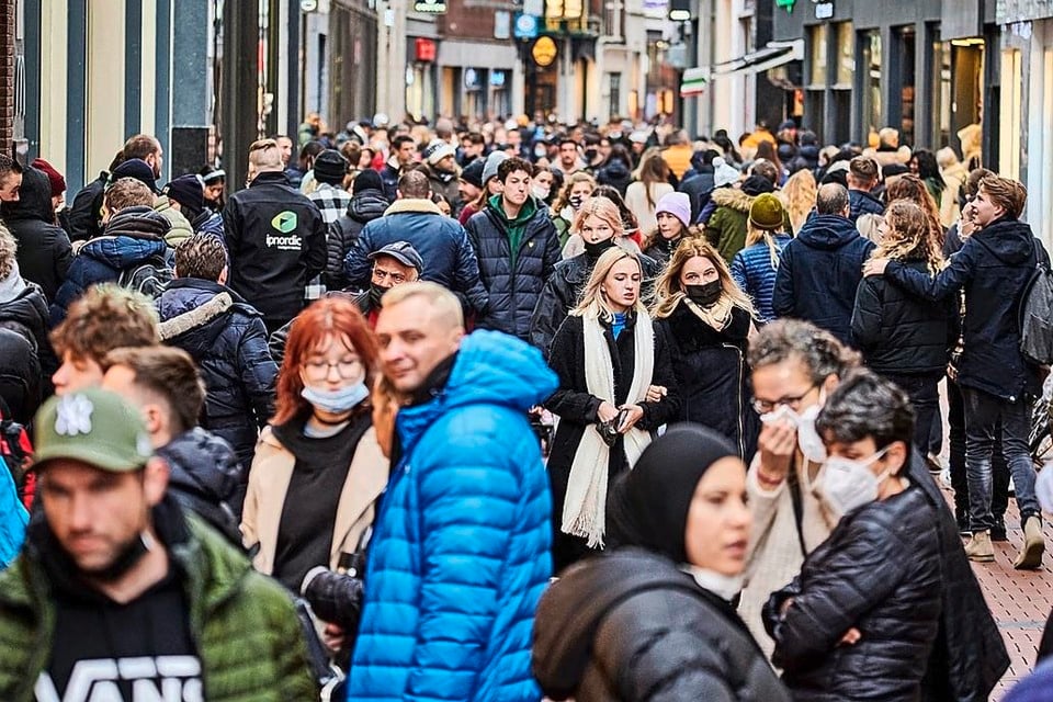Drukte in de Kalverstraat in Amsterdam met winkelend publiek.