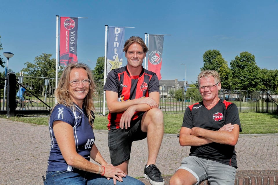 Martina Pronk, Bob Tesselaar en Klaas Ligthart, drie generaties die sportief Warmenhuizen met eigen middelen op de kaart zetten. ’Dat moet je mee willen maken’