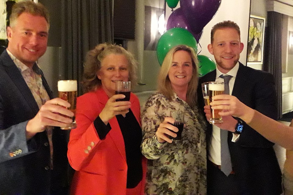 De Koggenlandse lijsttrekkers Frans Kremers (D66), Karin Rietveld (PvdA/GroenLinks), Marian van Kampen (GBK), Rick Nooij (CDA) en Rosalien van Dolder (VVD) dronken al vroeg op de avond op een goede afloop.