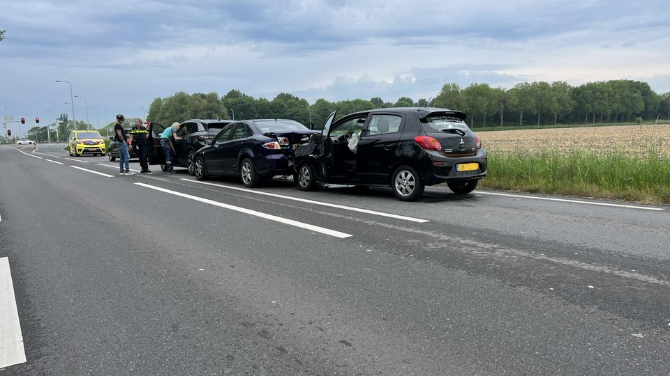 Bedankt Regenjas kruising Kettingbotsing met drie auto's bij Broek op Langedijk. Meerdere mensen  lichtgewond, twee personen naar ziekenhuis | Noordhollandsdagblad