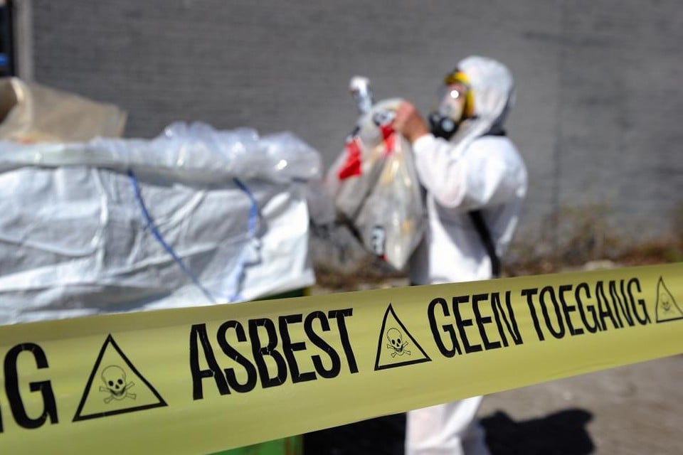 Met asbest wordt tegenwoordig zeer omzichtig omgegaan.