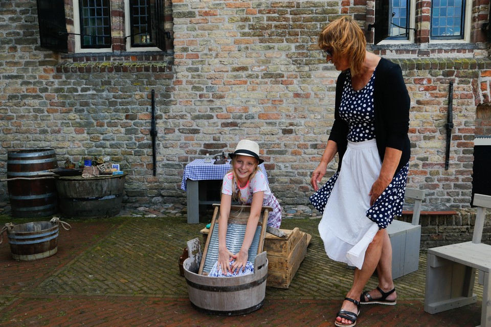 Wassen in de tobbe bij kasteel Radboud; een hele klus.