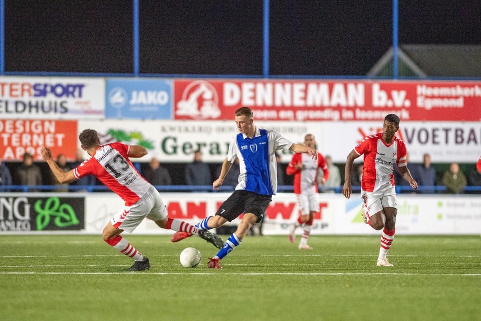 Milan Zonneveld namens ADO’20 in actie tegen eredivisionist FC Emmen.