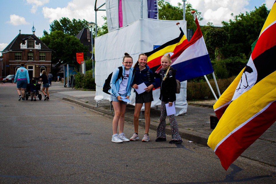 Drie jonge deelnemers zijn zaterdagochtend klaar voor de 40MM in Venhuizen.
