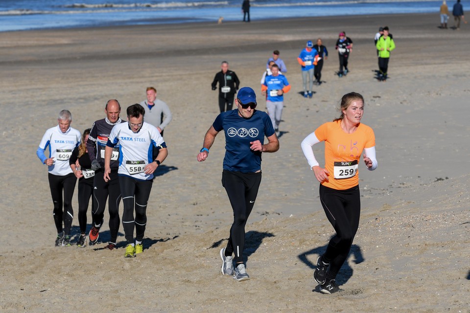 De deelnemers aan de DEM Denneman Strandcross moesten over een nieuw parkoers: het strand in Wijk aan Zee moest verschillende keren bedwongen worden.
