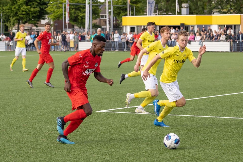 Het duel tussen Westfriezen en het FC De Rebellen van oud-international Ruben Schaken trok flink wat publiek naar sportpark ’t Krijt.