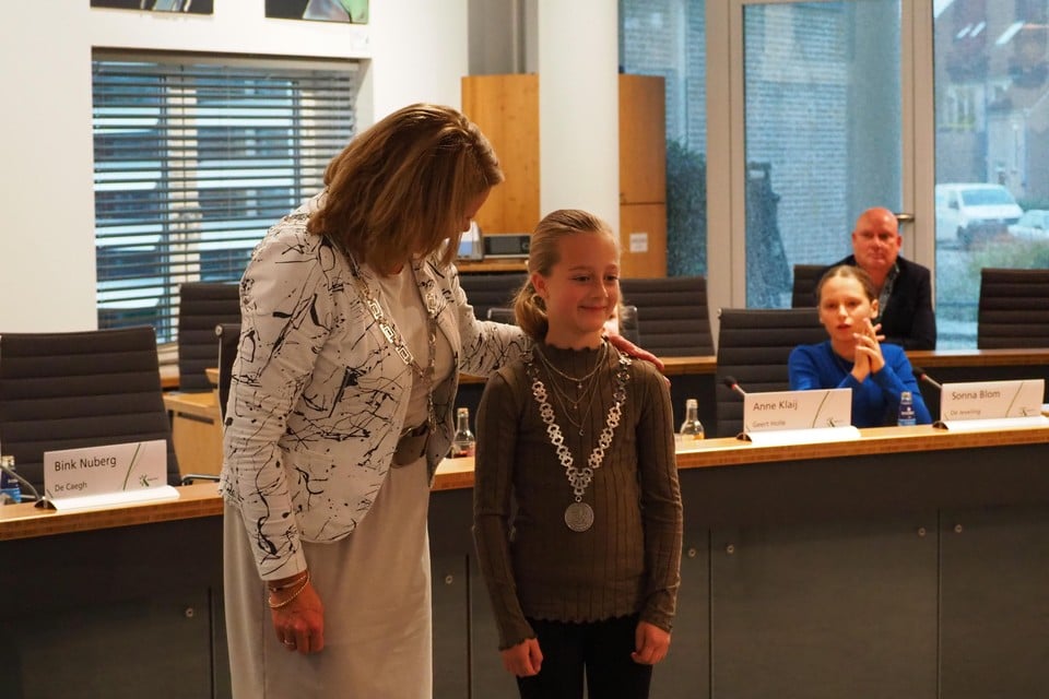 Burgemeester Bonsen met kinderburgemeester Amber Beentjes.