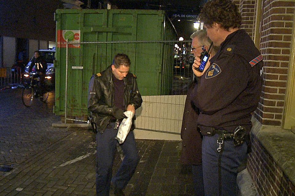 Gewonde bij steekpartij op de Gedempte Nieuwesloot in Alkmaar is overgebracht naar het ziekenhuis. De politie doet onderzoek. Foto DNP.nu