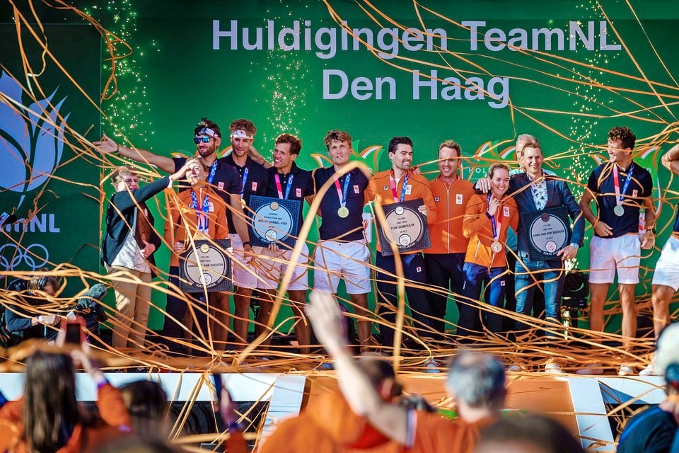 De eerste lading medaillewinnaars in Scheveningen, aangevuld met Ria van Vleuten, de moeder van gouden medaille-winnares Annemiek van Vleuten.