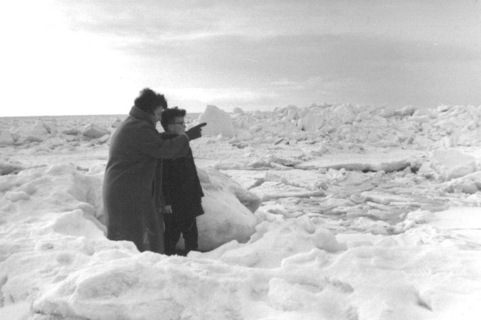De 7-jarige John met zijn moeder tijdens de winter van 1963.