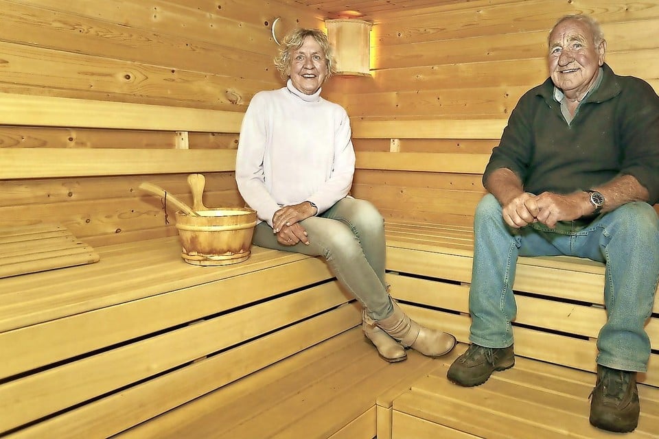 Jetty en Atze Benedictus in de sauna op hun naturistencamping.