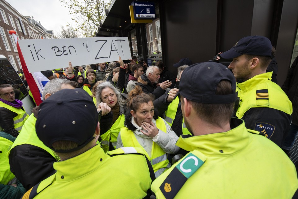 Mensen demonstreren in gele hesjes op het Plein in Den Haag in navolging van de demonstraties in Frankrijk en België uit onvrede tegen hoge prijzen voor eten en brandstof.