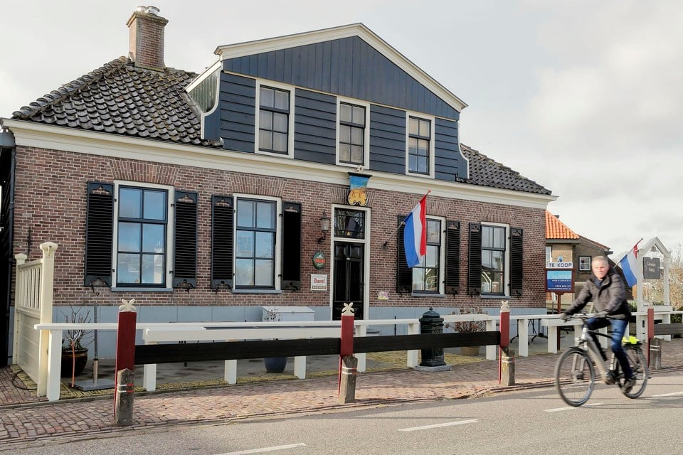 Het is de ’grande dame van de Westfriesedijk’. Restaurant De Roode Leeuw is te koop.