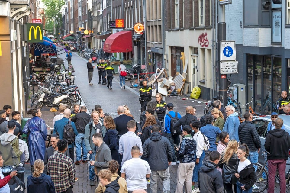 Politie en publiek bij de Lange Leidsedwarsstraat in Amsterdam.