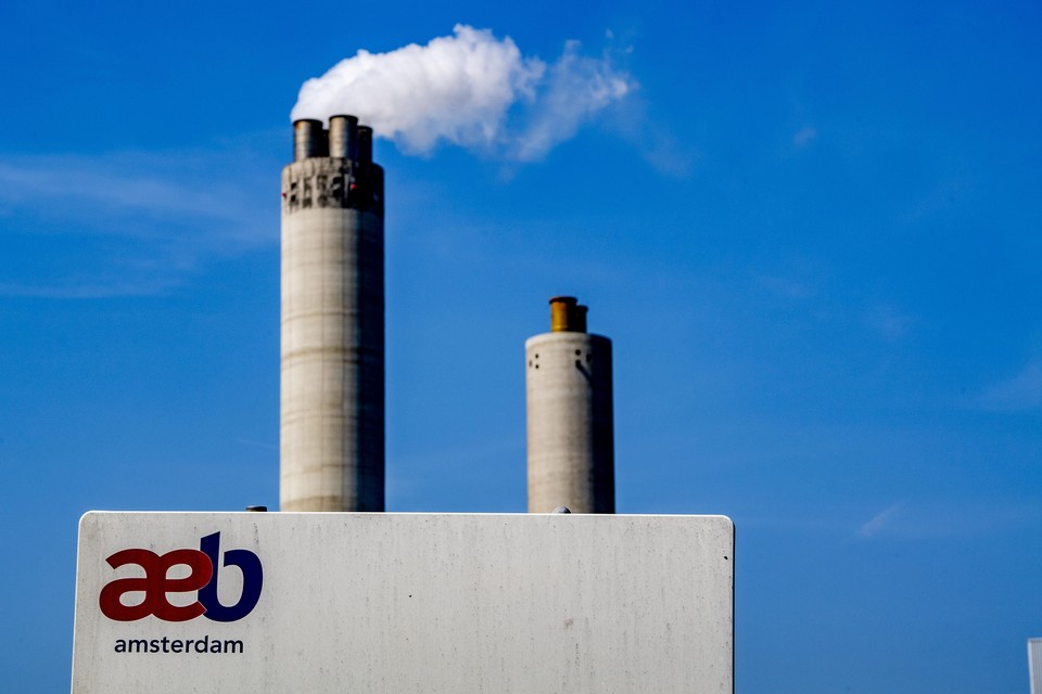 Exterieur van het Afval Energie Bedrijf Amsterdam. Vier van de zes verbrandingsovens van het Amsterdamse afvalverwerkingsbedrijf zijn gesloten.