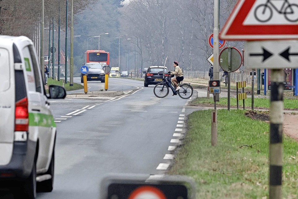 De onveilige fietsoversteek op de Crailoseweg tussen de snelweg A1 en Huizen.