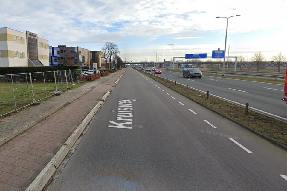 De oude Kruisweg in De Hoek. Nu ligt het fietspad nog links van de weg, het snelfietspad komt aan de rechterkant.