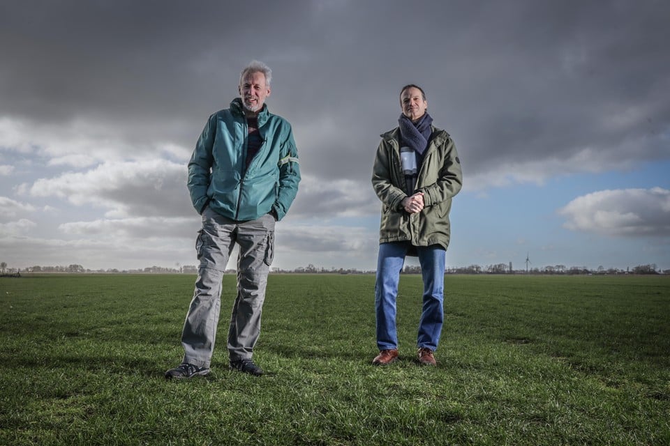 Guus Wattel (links) en Manuel den Hollander van de NHEC op het land aan de Koningspade in Hoogwoud waar het zonnepark van twintig hectare moet komen.