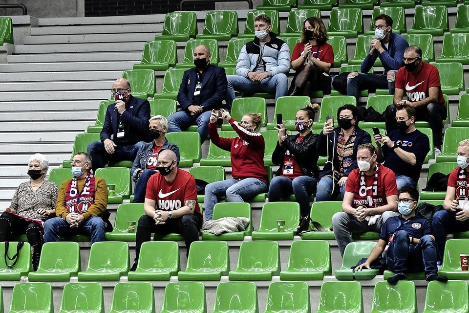 De supporters van Hovocubo op de tribune tijdens de eerste wedstrijd van deze week, tegen het Russische MFK Sinara Yekaterinburg.