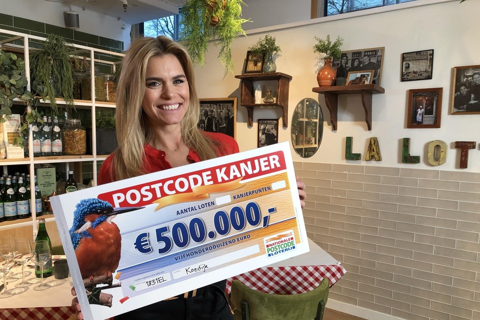 Nicolette van Dam heeft een cheque voor winnaars uit Koedijk.