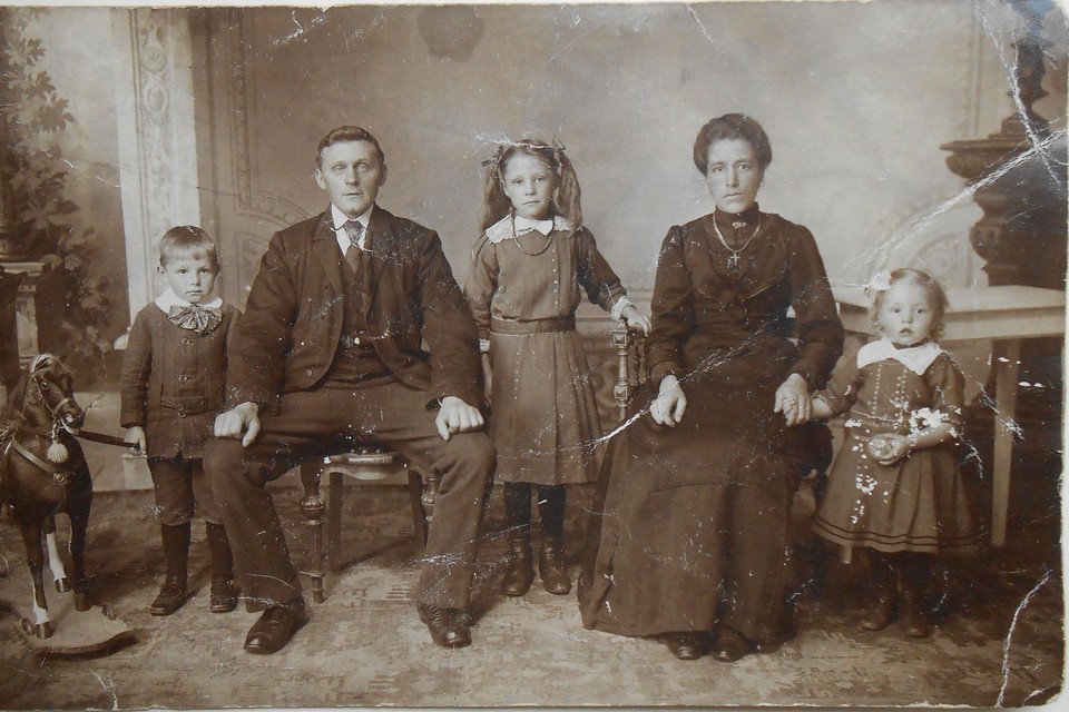 Het gezin van Jan Besseling en Catharina van Dam, rond 1905.