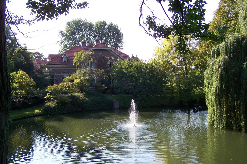 De in de zomer spuitende fontein in het Snouck van Loosenpark in Enkhuizen.
