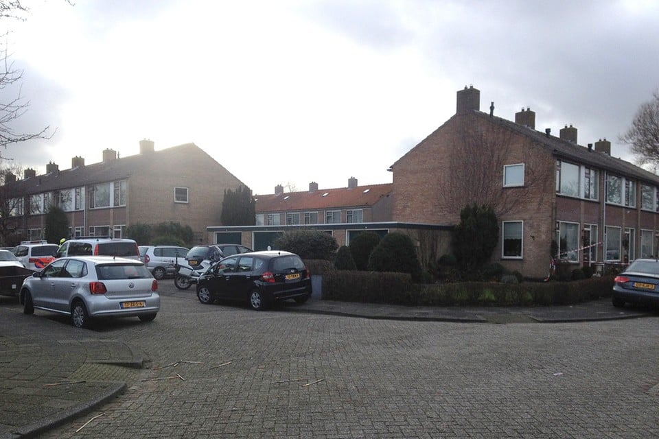 Een gezinsdrama heeft zich gisteren afgespeeld in de Rozenstraat in Noord-Scharwoude. Foto's DNP.nu