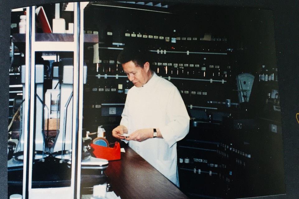 Apotheker Peter Linn aan het werk in zijn laboratorium.