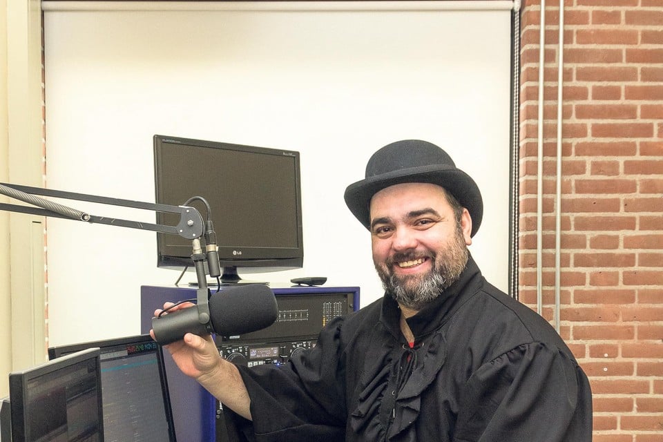 Giovanni Masetti in de radiostudio.
