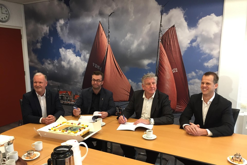 Vanaf links Bert Verweij, Vincent Tuijp, Hans Schütt en Kees Tol bij de ondertekening van de bouwteamovereenkomst.