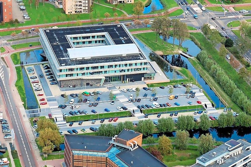 Het hoofdkantoor van het waterschap in Heerhugowaard is de plek, waar allerlei informatie via onderstations binnenkomt.