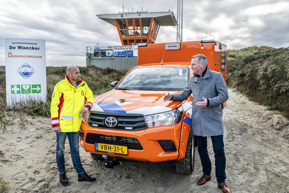 IJRB-voorzitter Sven van den Goorbergh en burgemeester Frank Dales bij de overdracht van de vorige nieuwe strandambulance, een jaar geleden.
