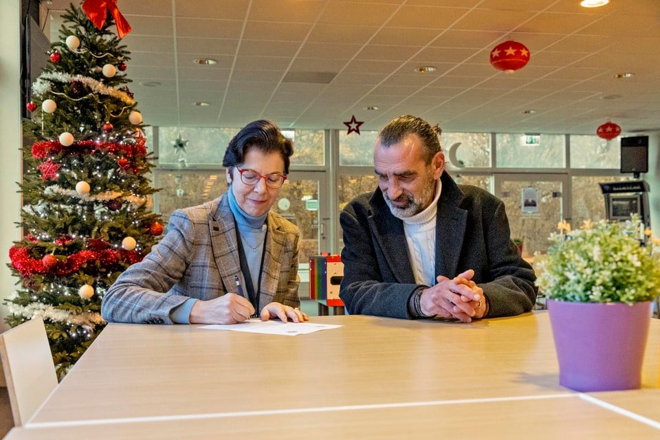 Locatiemanager ’vluchtelingenboot’ Hanneke Niele en Wil Bruggink in hun nopjes met overeenkomst SESR.
